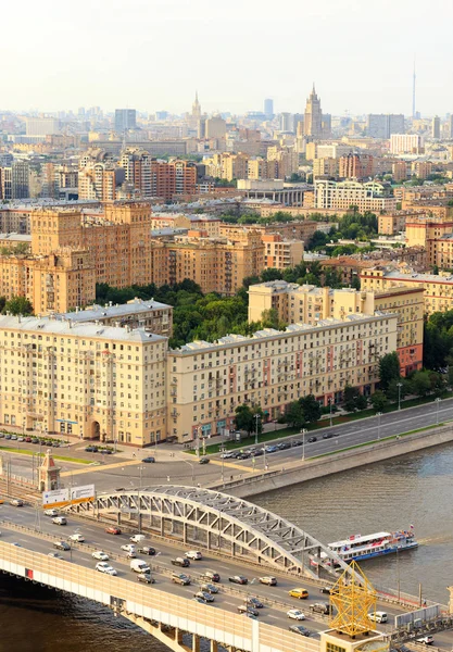 Moskova cityscape, görünümü yukarıdaki - üçüncü taşıma halkası Moskova, Khamovniki bölgesi, Luzhnetskaya Üstgeçit Köprüsü Moskova Nehri, zevk tekneler — Stok fotoğraf