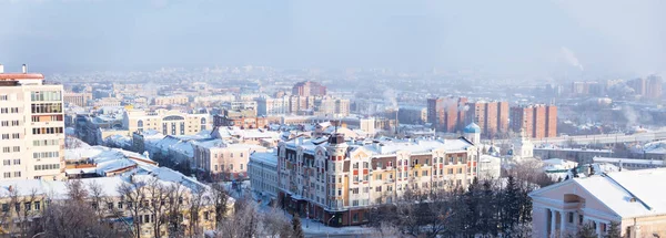 Winter panorama van woonwijken en de snelweg van Penza stad — Stockfoto