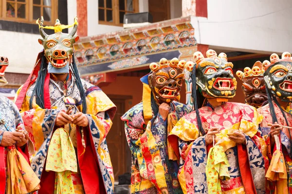 Lamayuru. Rahipler maskeleri de Budist kutsal cham dans gerçekleştirmek — Stok fotoğraf