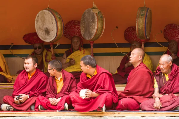 Monks as attentive spectators and ritual festival drummers. Lama — Stock Photo, Image