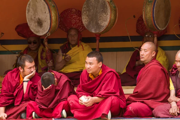 Monks as attentive spectators of Cham dance mystery and ritual festival drummers — Stock Photo, Image