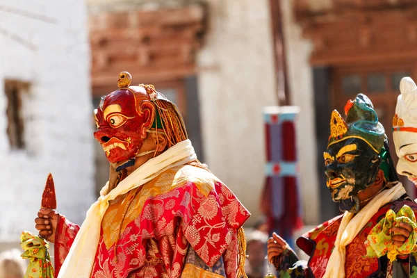 Munkar som uppmärksam åskådare av Cham Dans mystik och ritual festival trummisar — Stockfoto