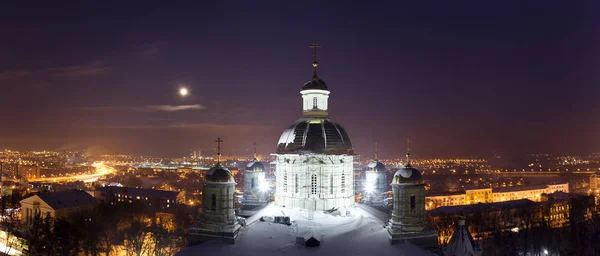 Noche invierno ciudad panorama con catedral ortodoxa en luna llena —  Fotos de Stock
