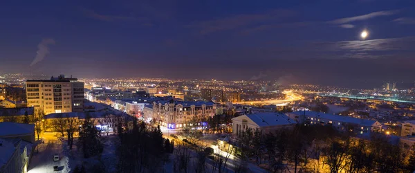 Nacht winter panorama van een stad in een volle maan — Stockfoto