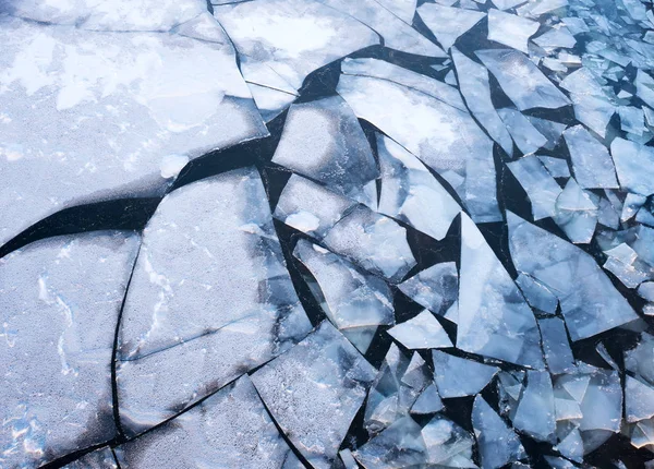 Les floes de glace sur la rivière par une froide journée d'hiver — Photo