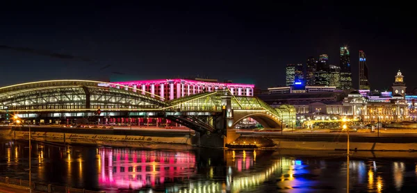 Moskva-rivier Dijk: brug, Redisson hotel, Moscow-City, ra — Stockfoto