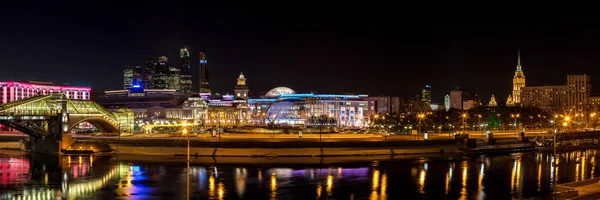 Moskva-rivier Dijk: voetgangersbrug Bogdan Khmelnitsky, "Europa" Square, winkelcentrum "Europese", Kiyevskaya railway station, Moscow-City, Redisson Slavyanskaya hotel, Radisson Royal Hotel — Stockfoto