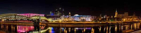 Moskva-rivier Dijk: brug, Redisson hotel, Moscow-City, ra — Stockfoto