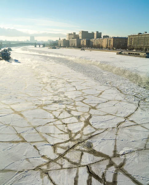 冻结莫斯科河、 路堤、 国防部、 阳光 wint — 图库照片