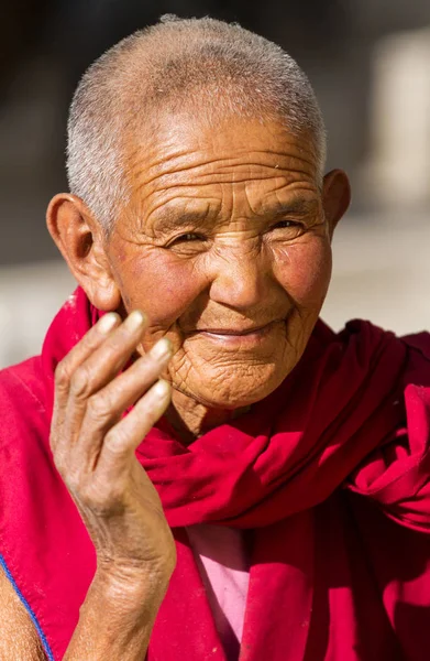 Friendly looking and smiling old buddhist nun from Jelichun nunn — Stock Photo, Image