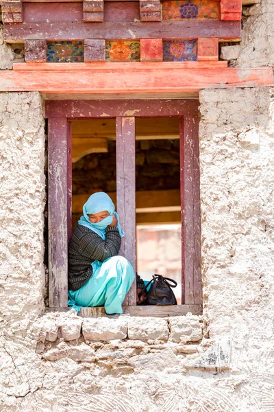 Young woman sitting in a monastery windows span watching a relig — Stock Photo, Image