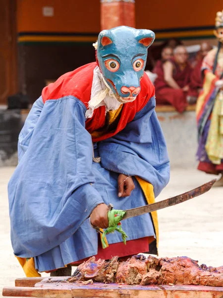 Buddyjski mnich w masce wykonuje rytuał ofiarę na religijne zamaskowany Cham Dance Festival buddyzmu tybetańskiego w klasztor Lamayuru — Zdjęcie stockowe