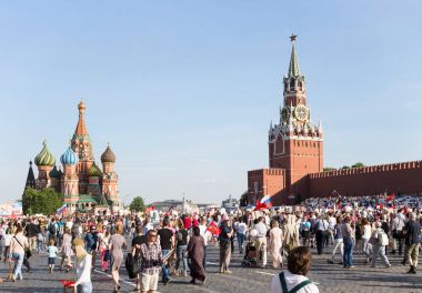 Zafer Bayramı - binlerce bayrakları ve iki Dünya Savaşı içinde savaşan sevdiklerini anısına portre ile Kızıl Meydan yürüyen insan ölümsüz alay alay