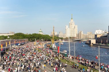 Ölümsüz alay alay, zafer gün-binler bayrakları ile Stalin döneminin gökdelen ve Dünya Savaşı iki askerlerin portreleri Moskova Nehri'ne dolgu towardn yürüyen insanlar