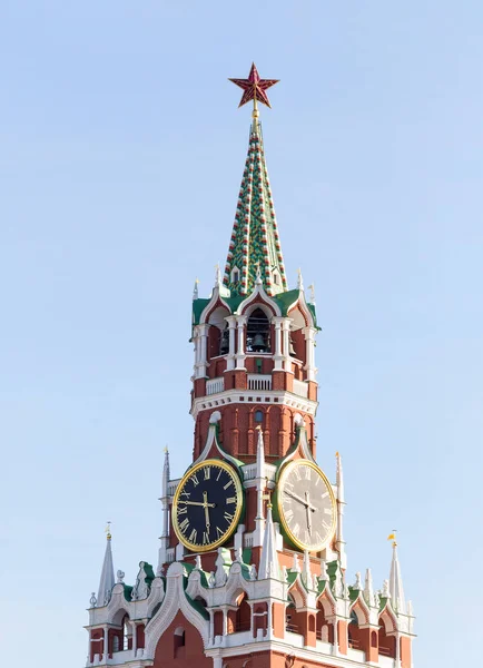 Spasskaya Kremla Tower w Moskwie na placu Czerwonym w dzień zwycięstwa w Moskwie, Rosja — Zdjęcie stockowe