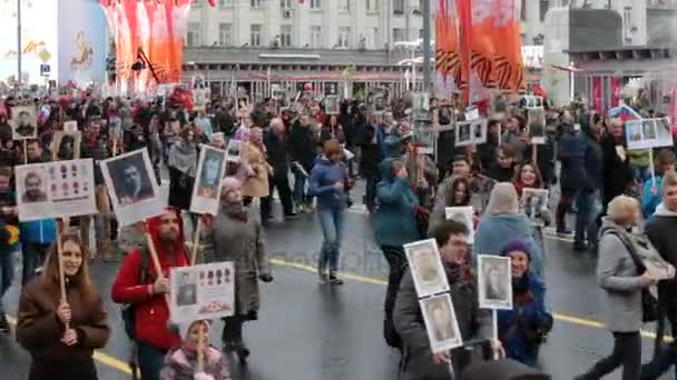 Odödliga regementet procession i Victory Day - tusentals människor marscherar längs Tverskaya Street mot Röda torget till minne av deltagarna i det andra världskriget — Stockvideo