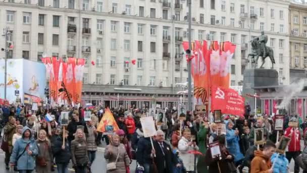 Procesión del Regimiento Inmortal en el Día de la Victoria - miles de personas marchan a lo largo de la calle Tverskaya hacia la Plaza Roja en memoria de los participantes de la Segunda Guerra Mundial — Vídeo de stock