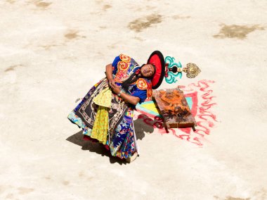 Keşiş kutsal kostümlü gizem 