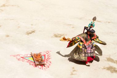 Keşiş kutsal kostümlü gizem 