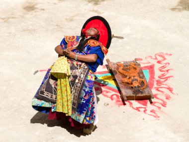 Keşiş kutsal kostümlü gizem 