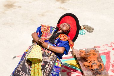 Keşiş kutsal kostümlü gizem 