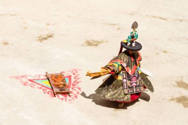 Keşiş kutsal kostümlü gizem 