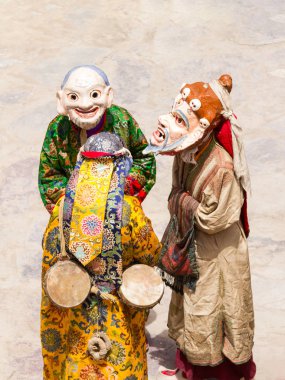 kimliği belirsiz rahipler Tibet Budizmi dini maskeli ve kostümlü gizem dansı Cham dans festivali sırasında gerçekleştirmek.
