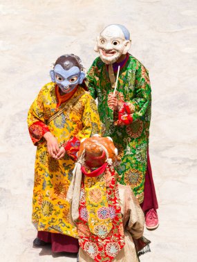 Hemis, Hindistan - 29 Haziran 2012: Tanımlanamayan rahipler Hemis Manastırı Himalayalar, Hindistan'ın Cham dans festivali sırasında Tibet Budizmi dini maskeli ve kostümlü gizem dansı yapmak