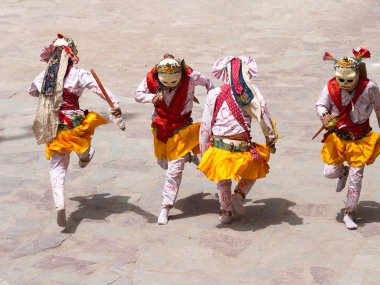 Sceleton ritüel kostümleri tanımlanamayan rahipler Cham dans festivali sırasında Tibet Budizmi dini maskeli ve kostümlü gizem dansı gerçekleştirir