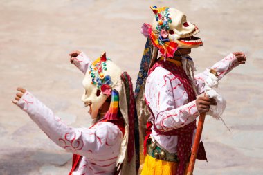 Sceleton ritüel kostümleri tanımlanamayan rahipler Cham dans festivali sırasında Tibet Budizmi dini maskeli ve kostümlü gizem dansı gerçekleştirir