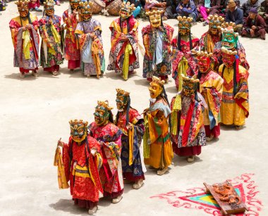 Lamayuru, Hindistan - 17 Haziran 2012: tanımlanamayan rahipler Lamayuru Manastırı, Hindistan Tibet Budizmi geleneksel Cham dans Festivali'nde sembolik kurban etrafında bir dini maskeli ve kostümlü gizem dans gerçekleştirmek.