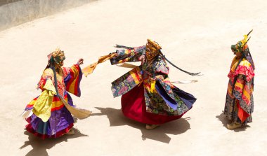 Kimliği belirsiz rahipler dini bir maskeli ve kostümlü myste gerçekleştirmek