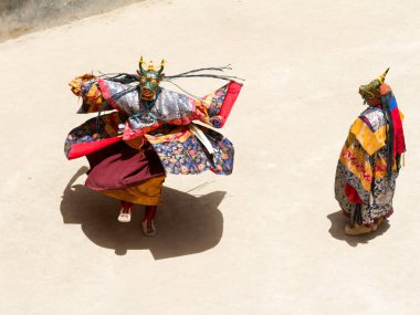 Kimliği belirsiz rahipler dini bir maskeli ve kostümlü myste gerçekleştirmek