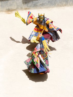 Lamayuru, Hindistan - 17 Haziran 2012: Tanımlanamayan rahipler geyik maskeleri de Lamayuru Manastırı, Hindistan Cham dans festivali sırasında Tibet Budizmi dini maskeli ve kostümlü gizem dansı yapmak.