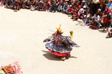 Geyik maskeli tanımlanamayan keşiş Tibet Budizmi geleneksel Cham dans Festivali'nde sembolik kurban etrafında bir dini maskeli ve kostümlü gizem dans gerçekleştirir