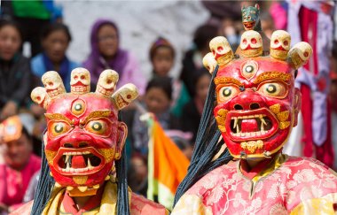 kimliği belirsiz rahipler Tibet Budizmi dini maskeli ve kostümlü gizem dansı Cham dans festivali sırasında gerçekleştirmek.