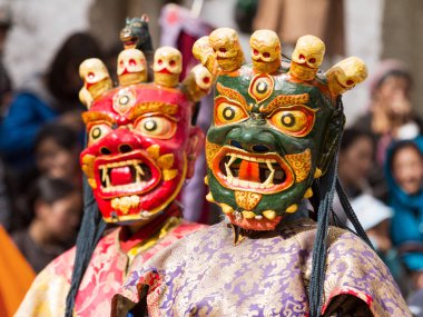  Kimliği belirsiz rahipler Tibet Budizmi dini maskeli ve kostümlü gizem dansı gerçekleştirmek Cham dans festivali sırasında