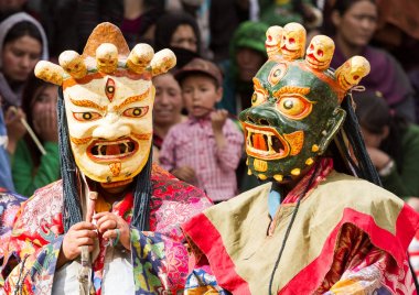 Lamayuru, Hindistan - 17 Haziran: tanımlanamayan rahipler sırasında Cham dans festivali 17 Haziran 2012 tarihinde Lamayuru Manastırı, Hindistan Tibet Budizmi dini maskeli ve kostümlü gizem dansı gerçekleştirmek.