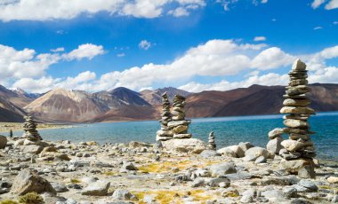 pangong tso dağ Gölü Panoraması ile ön planda, Budist stupas