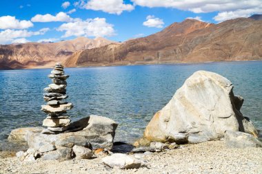 pangong tso dağ Gölü Panoraması ile ön planda, Budist stupas