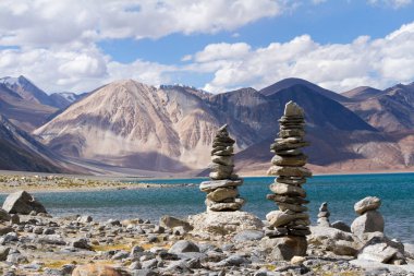 pangong tso dağ Gölü Panoraması ile ön planda (ladakh, Hindistan ın Budist stupas)