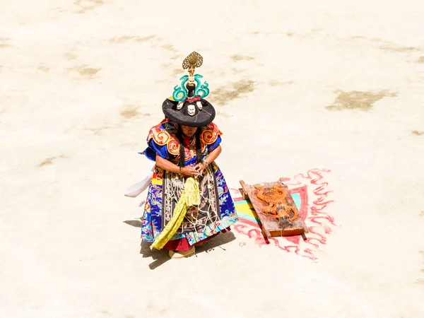 Keşiş kutsal kostümlü gizem 