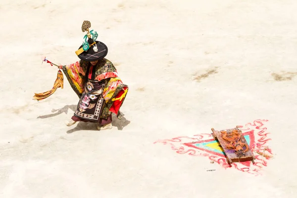 Monk performs sacred costumed mystery "black hat dance" of Tibetan Buddhism around the symbolic sacrifice at the traditional Cham Dance Festival — Stock Photo, Image