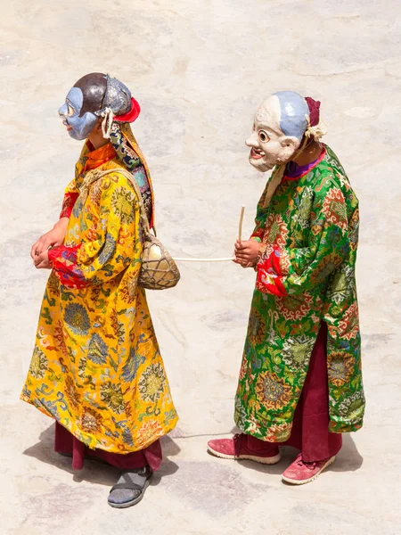 kimliği belirsiz rahipler Tibet Budizmi dini maskeli ve kostümlü gizem dansı Cham dans festivali sırasında gerçekleştirmek.