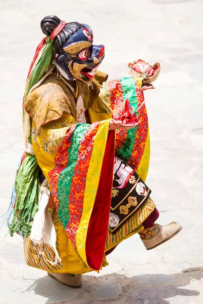 Unidentified monk performs a religious masked and costumed mystery dance of Tibetan Buddhism during the Cham Dance Festival — Stock Photo, Image