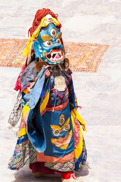 Kimliği belirsiz keşiş Tibet Budizmi dini maskeli ve kostümlü gizem dansı Cham dans festivali sırasında gerçekleştirir. — Stok fotoğraf