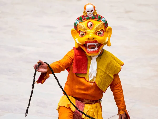 Unidentified monk performs a religious masked and costumed mystery dance of Tibetan Buddhism during the Cham Dance Festival — Stock Photo, Image