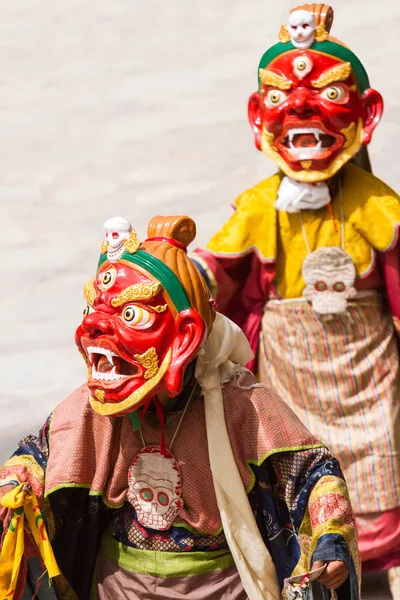 Hemis, Hindistan - 29 Haziran 2012: Tanımlanamayan rahipler Hemis Manastırı Himalayalar, Hindistan'ın Cham dans festivali sırasında Tibet Budizmi dini maskeli ve kostümlü gizem dansı yapmak