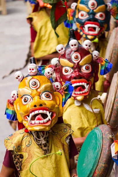 Oidentifierade munkar med trummor utför en religiös maskerade och utklädda mysterium Dans tibetanska buddhismen under Cham dansfestivalen — Stockfoto