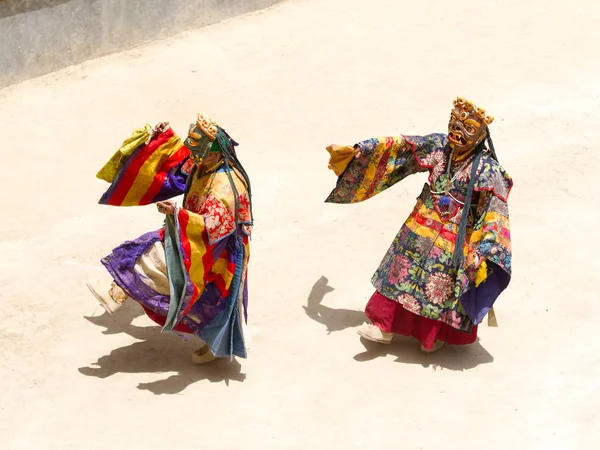 Lamayuru Manastırı, Hindistan Cham dans festivali sırasında Tibet Budizmi dini maskeli ve kostümlü gizem dansı tanımlanamayan rahipler gerçekleştirmek.